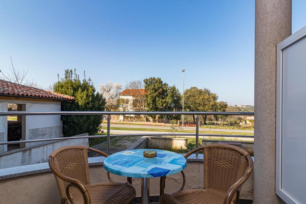 Apartments And Rooms Alenka Banjole Exterior photo